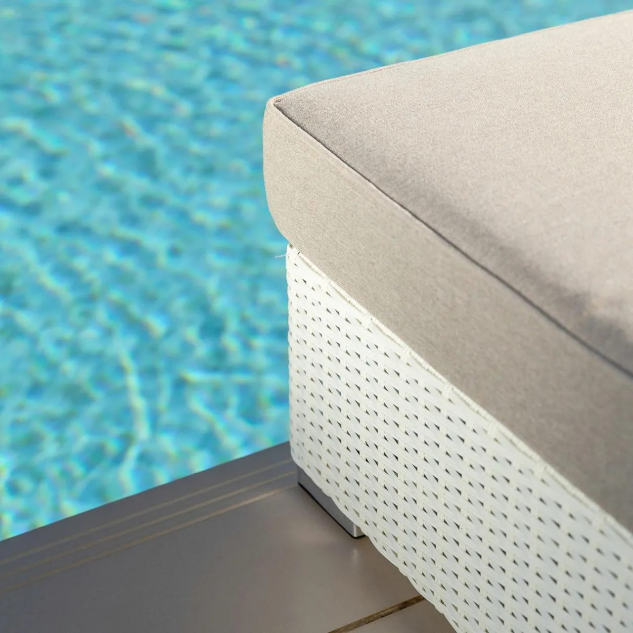 Canapé, Fauteuil Et Table Basse|MOBELLIA Chauffeuse de jardin en résine tressée Palma Blanc et taupe Tressé Blanc - Taupe