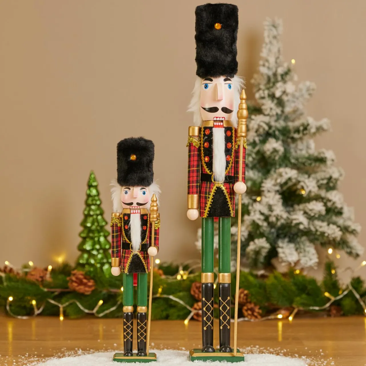 Père Noël, Animaux Et Personnage|KAEMINGK Soldat Casse-noisette en bois (H61 cm) Ernest et Toque d'ours Noir