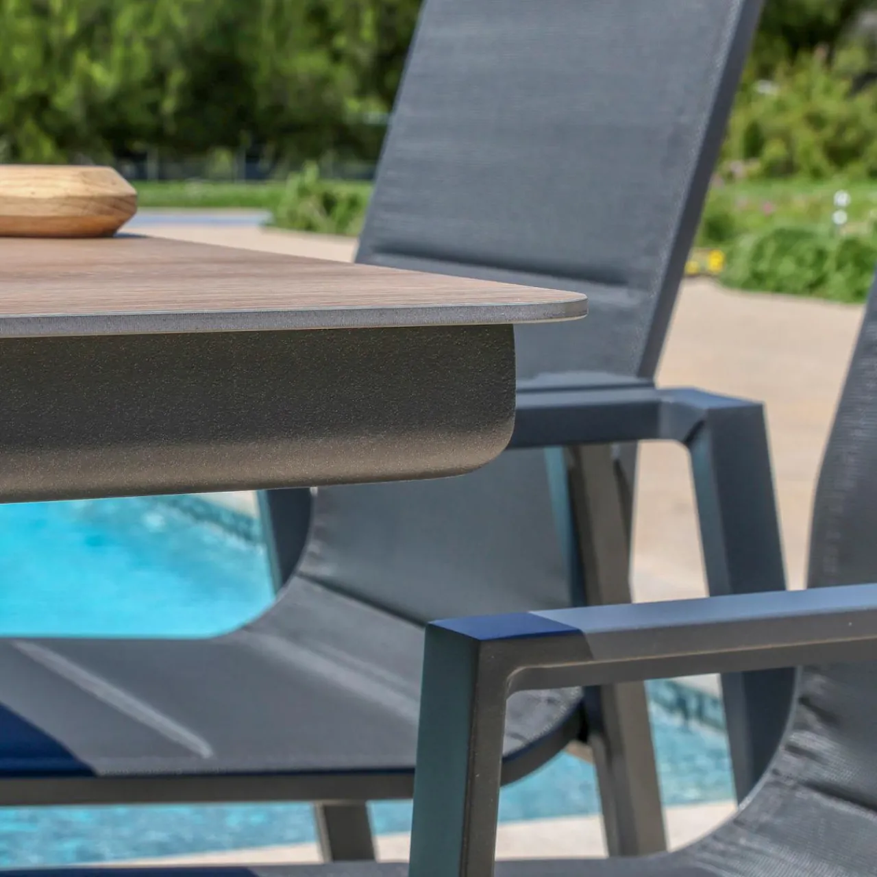 Table De Jardin|Salon De Jardin|MOBELLIA Table de jardin carrée en aluminium 8 places (136 x 136 cm) Amalfi Gris Anthracite