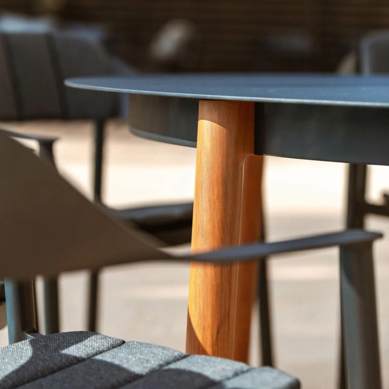 Table De Jardin|Salon De Jardin|MOBELLIA Table de jardin ronde en aluminium 8 places (D149 cm) Monte Carlo Gris Anthracite