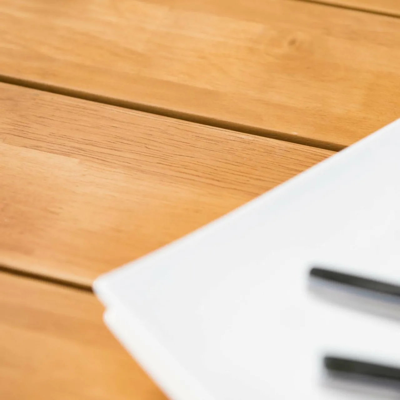 Table De Jardin|Salon De Jardin|MOBELLIA Table de jardin ronde en aluminium et bois teck 8 places (D140 cm) Bali Blanc