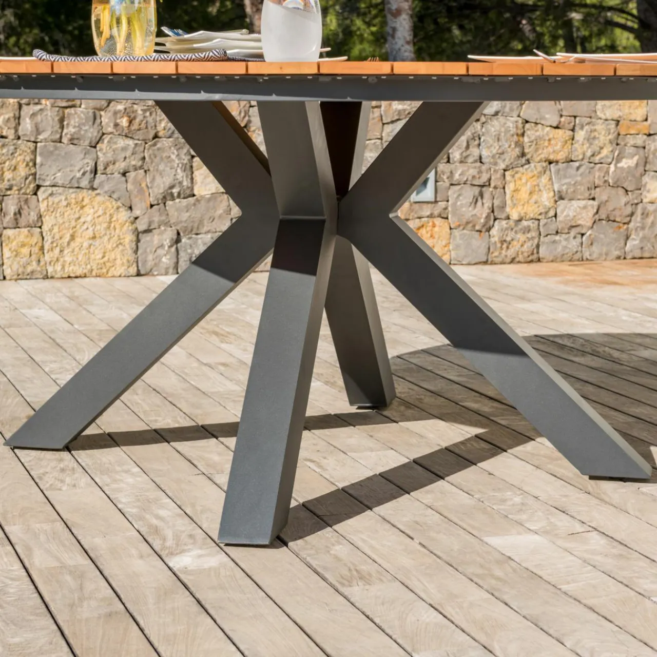 Table De Jardin|Salon De Jardin|MOBELLIA Table de jardin ronde en aluminium et bois teck 8 places (D140 cm) Bali Gris Anthracite