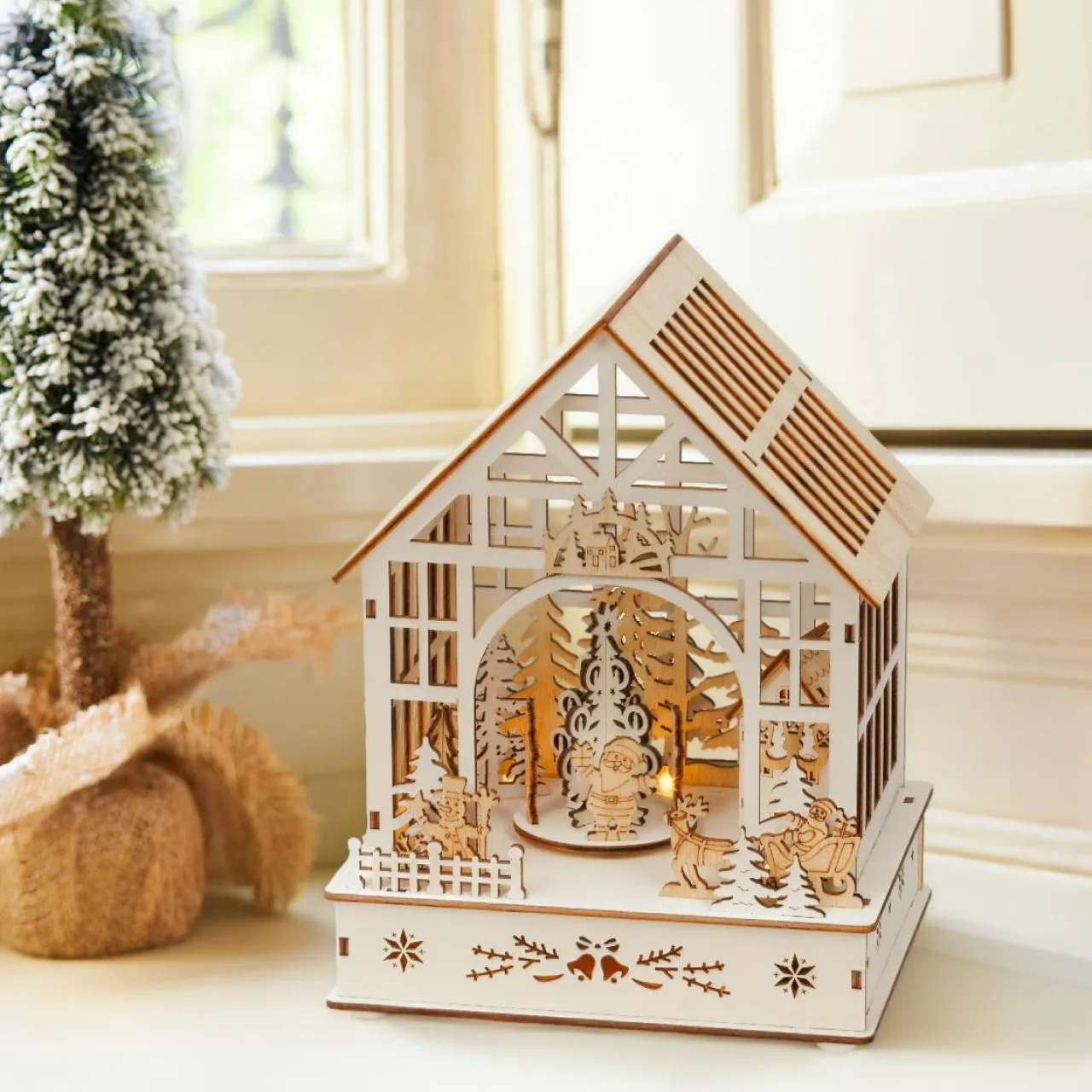 Village De Noël En Bois|Déco Et Objet Lumineux|KAEMINGK Village de Noël en bois lumineux, musical et animé à piles (18 x 24 cm) Jardin d’hiver Naturel